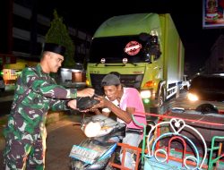 Danyonif 113/JS bersama Ketua Persit Yonif 113 beserta Prajurit Berbagi Makanan Sahur untuk pengendara