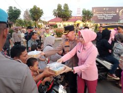 Kapolres Aceh Utara dan Bhayangkari Bagikan 500 Paket Takjil Disambut Antusiasme Masyarakat