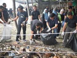 Peringati Hari Lingkungan Hidup Sedunia, PLN UP3 Lhokseumawe Libatkan Ratusan Pegawai Bersihkan Pantai