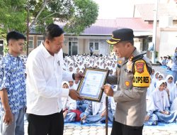 Kapolres Bireuen Berikan Penghargaan Kepada Kepala Sekolah Dan Siswa SMAN 1