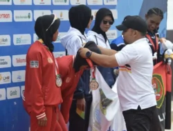 Pj Bupati Aceh Besar Kalungkan Medali untuk Para Juara Lomba Dayung PON XXI