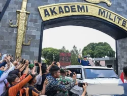 Prabowo Tinggalkan Akmil Pakai Maung Pindad, Sapa Warga dari Atas Mobil