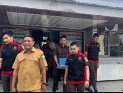 Penyedik Kejari Bireuen Geledah Kantor Camat Peusangan