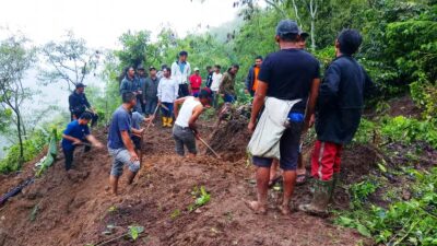 2 Warga Tertimbun Longsor di Perbukitan Uning Bertih