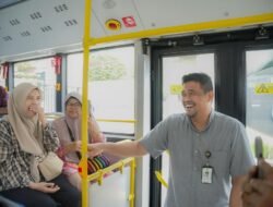 Dukung Program One Day No Car, Bobby Nasution Kerja Naik Bus Listrik