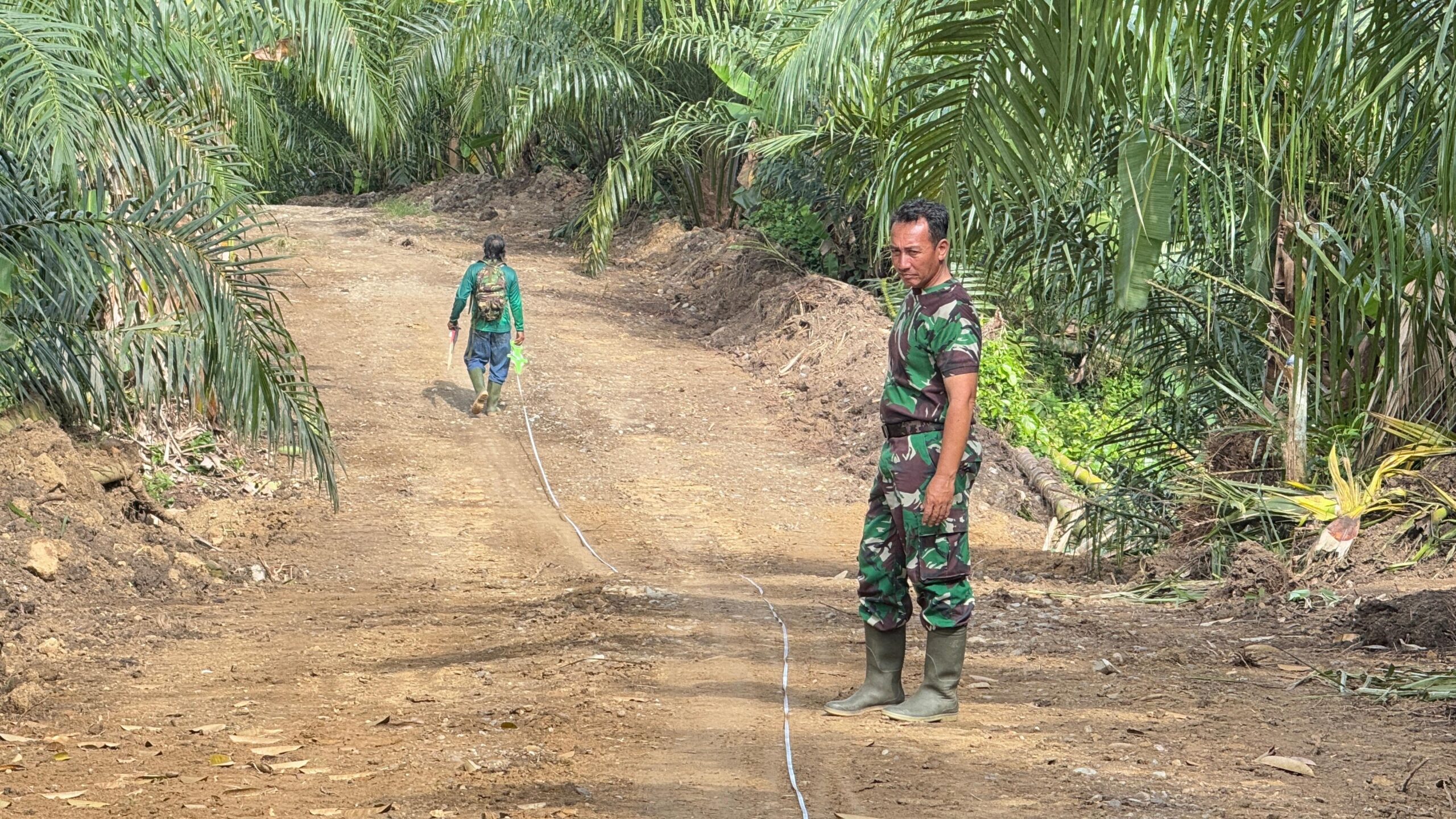 Satgas TMMD Laksanakan Pengukuran Jalan untuk Kelancaran Pembangunan Infrastruktur