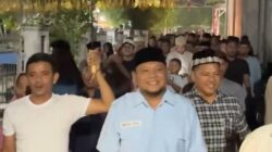 Usai Taraweh, Ratusan Pendukung Dampingi Cek Pon Mendaftar Calon Kades Tambon Baroh