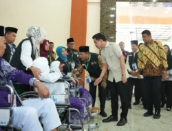 Gibran Sapa Calon Jemaah Haji Asal Medan, Minta Petugas Prioritaskan Lansia