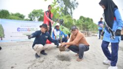 Peringati Hari Surya Nasional, Kader Adiwiyata SMAN 1 Dewantara Bersihkan Pantai dan Tanam Pohon di Pesisir Bluka Teubai