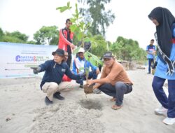 Peringati Hari Surya Nasional, Kader Adiwiyata SMAN 1 Dewantara Bersihkan Pantai dan Tanam Pohon di Pesisir Bluka Teubai