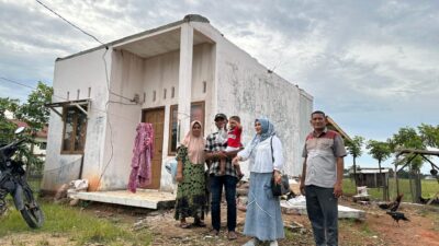 Adnen Nurdin Bantu Korban Rumah Rusak Angin Kencang