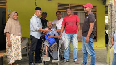 Wakil Ketua DPRA Bantu Kursi Roda Untuk Warga Cureh