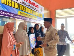 Keuchik Mur Serahkan BLT Untuk Warga Gampong Tambon Tunong