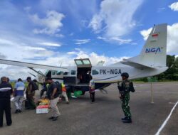 Keamanan Bandara Kenyam Terjaga, Satgas Kopasgat Hadir Mendampingi Warga