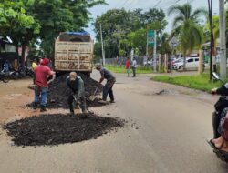 Camat Dewantara Dibantu Abad Jaya Tambal Jalan Berlubang Didepan RS PIM