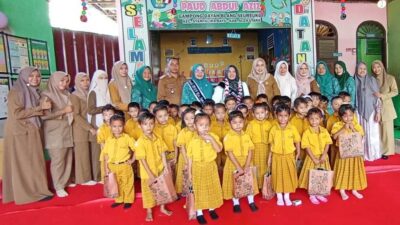 Ny. Musliana Ismail A Jalil Sambangi Anak-anak PAUD Abdul Aziz