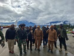 Satgas Kopasgat Amankan Keberangkatan Bupati dan Wakil Bupati Puncak Tinjau Penyaluran Dana Desa di Agandugume