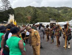 Yonko 465 Kopasgat Amankan Kedatangan Bupati dan Wakil Bupati Puncak Jaya di Bandara Mulia
