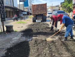 Muspika Dewantara Gandeng BPJN Aceh dan Abad Jaya Gotong Royong Tambal Jalan Berlubang di Krueng Geukueh