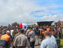 Kopasgat Sambut Kedatangan Jenazah Bupati Nduga dan Berikan Penghormatan Terakhir di Bandara Kenyam