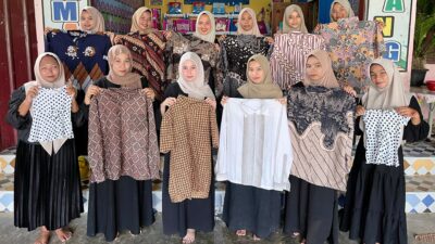 Belasan Dara Gampong Dayah Blang Seureukuy Dilatih Menjahit