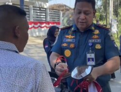 Kesyahbandaran dan Otoritas Pelabuhan Kelas IV Lhokseumawe Bagikan Bendera Merah Putih kepada Masyarakat