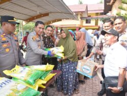 Kapolres Lhokseumawe Salurkan 1,6 Ton Beras Murah di Bangka Jaya