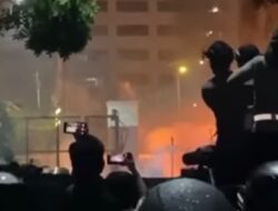 Demo Depan DPR RI Ricuh, Gerbang Tol Pejompongan dan Pos Polisi Slipi Dibakar