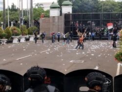 Pagar DPR Jebol: Massa Demo Cari Keberadaan Sahroni, Uya Kuya, dan Eko Patrio