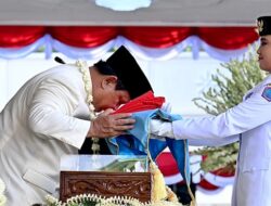 Perdana Pimpin Upacara HUT RI, Prabowo Cium Bendera Merah Putih dan Bacakan Teks Proklamasi