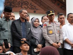 Ketua DPR Aceh Teken Tuntutan Pendemo
