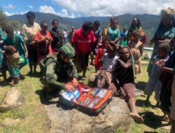 TNI dari Satgas Pamtas RI – PNG Mobile Yonif 113/JS berikan layanan Kesehatan Gratis di pedalaman Papua.