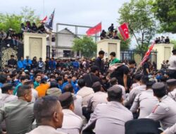 Demo di DPR Aceh, Massa Bawa Bendera Bintang Bulan