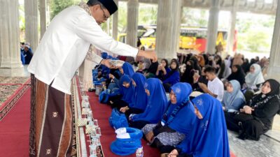 Waled Isa Cunda Peusijuek Ribuan Jemaah Umroh Bir Ali