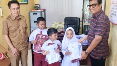 Said Luthfie Bantu Mushalla dan Seragam Pelajar Tak Mampu di Tumpok Teungoh