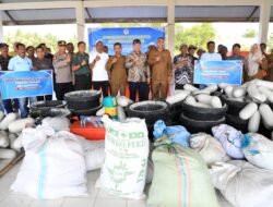 Bupati Aceh Utara Bantu Alat Tangkap Untuk Kelompok Nelayan Tradisional