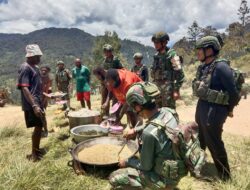 Jalin Persaudaraan, Satgas 113/JS Aceh Makan Bersama Warga Papua Tengah