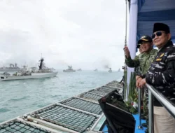 Prabowo Saksikan Sailing Pass Kapal Perang Jelang HUT ke-80 TNI
