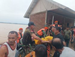 Kompi Korpasgat Evakuasi Warga Terjebak Banjir di Aceh Utara