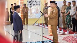 H Sarjani Abdullah melantik Tgk. Junaidi Ahmad sebagai Ketua Madrasah Ulumul Qurâ€™an (MUQ) periode 2025-2029 di Komplek MUQ Pidie, Tijue, Senin (17/11).