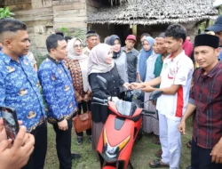 Dua Siswa Berprestasi di Aceh Utara Terima Sepeda dari Bunda Salma