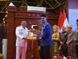 Wagub Fadhlullah Serahkan Bungong Jaroe kepada Keluarga Pahlawan Nasional dan Pejuang Kemerdekaan di Aceh