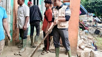 Relawan Peduli Dayah Bersihkan Lumpur di Pesantren Malem Diwa Langkahan