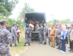 Danlanal Lhokseumawe Salurkan Bantuan Logistik untuk Warga Terdampak Banjir di Aceh Utara