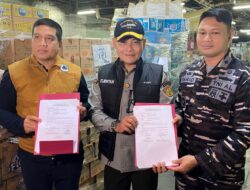 Kementan Kirim Bantuan 220 Ton Tahap III untuk Korban Banjir via KRI Makassar 590