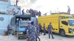 TNI Angkatan Laut Salurkan Bantuan Bencana Banjir Aceh Melalui KRI Sutedi Senoputra-378