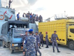 TNI Angkatan Laut Salurkan Bantuan Bencana Banjir Aceh Melalui KRI Sutedi Senoputra-378