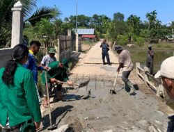 Peduli Keselamatan Warga, Mahasiswa KKN Unimal Perbaiki Jalan Rusak di Gampong Ulee Pulo