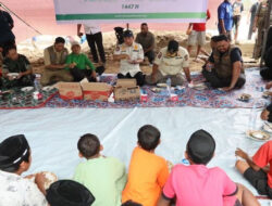 Kasatgas Tito Makan Bersama Pengungsi Lubok Pusaka Langkahan di Aceh Utara