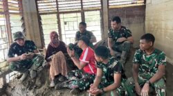 Yonif TP 837/KT Bersama Babinsa dan Yonif 113/JS Bahu Membahu Membersihkan Rumah Lansia Pasca Banjir di Aceh